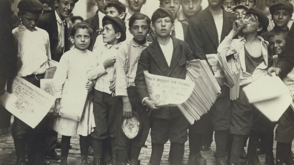 Niños repartidores de periódicos a comienzos del siglo XX en Nueva York