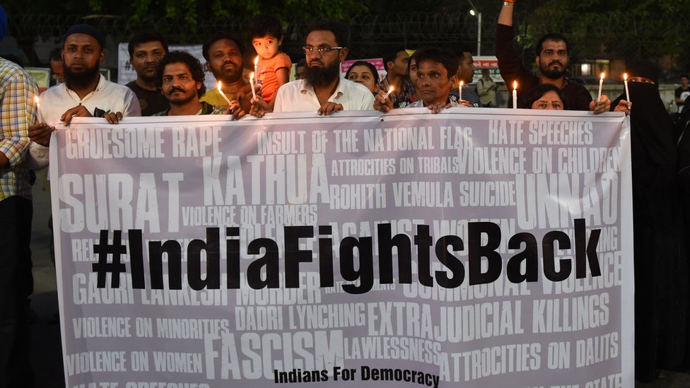 Протестующие принимают участие в пикете при свечах в Ахмедабаде 16 апреля 2018 года в поддержку жертв изнасилования после инцидентов в штате Джамму и Уттар-Прадеш.
