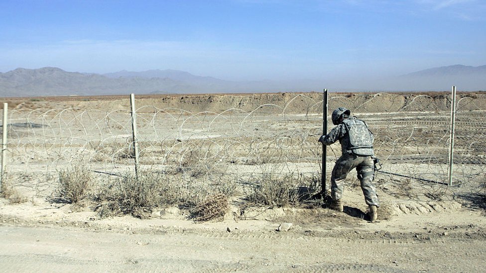 Guardia nacional instalando alambres de púas en la frontera sur de Nuevo México.