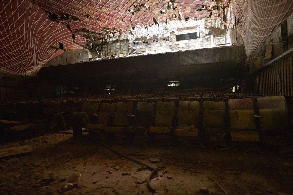 Разрушенный интерьер кинотеатра Uphaar в Дели после пожара 1997 года.