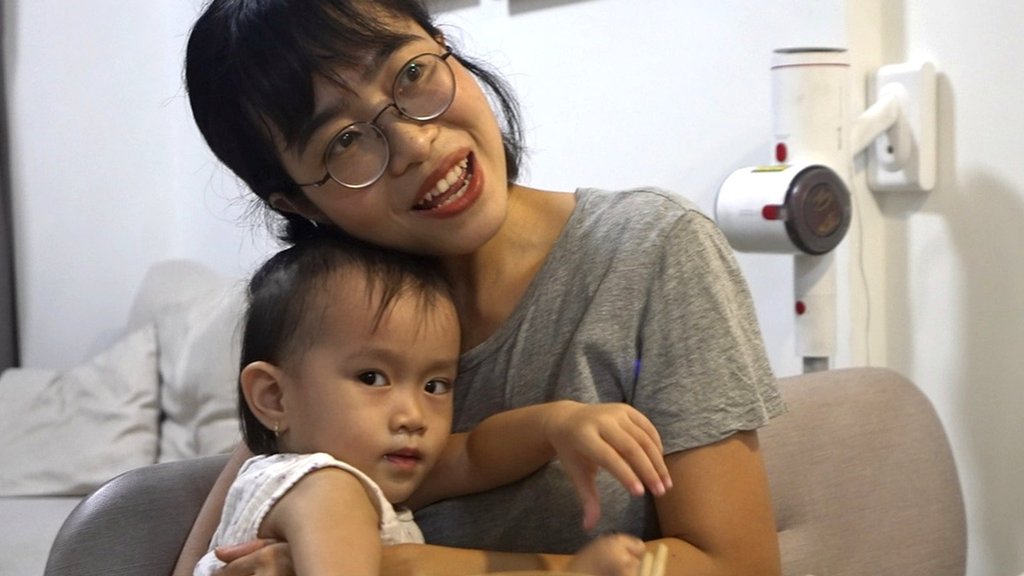 Tran Nguyen Kim Ngan con su hijo pequeño