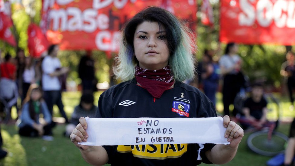 Joven chilena protesta frente a la embajada de Chile en Buenos Aires, Argentina