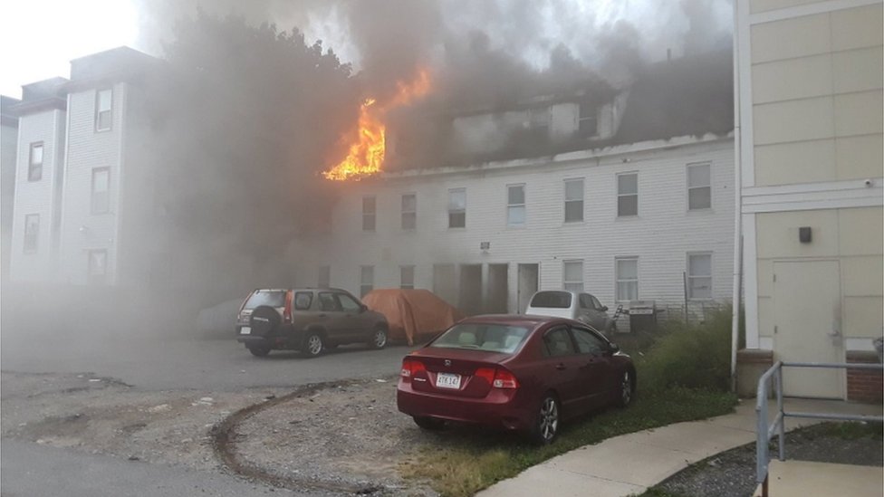 النيران تنشب في أحد المباني في بلدة لورانس