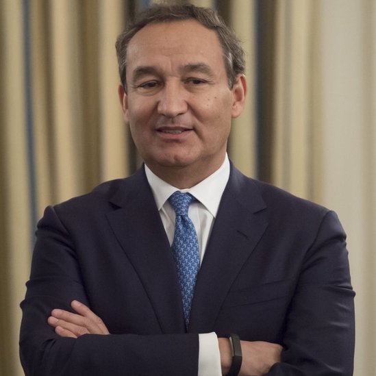 Munoz dijo estar "perturbado" todavía por lo que sucedió en el vuelo 3411 de Chicago a Louisville. Oscar Munoz cruzado de brazos