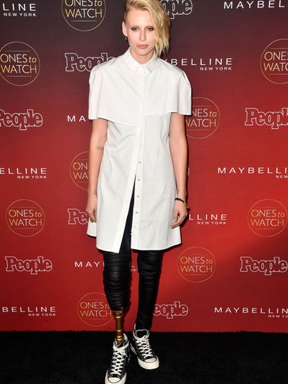 Cinco años después de perder su pierna derecha, Wesser ha retomado su carrera como modelo y posa desafiante con una brillante prótesis de metal. Lauren Wasser, modelo y activista