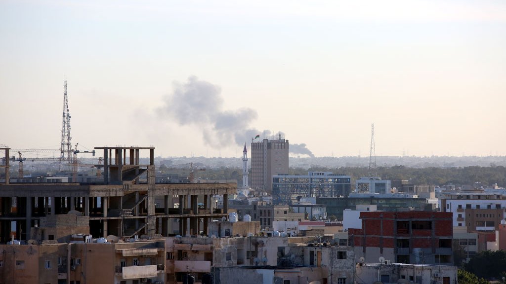تصاعد الدخان بعد أن دمرت وحدات حكومة الوفاق الوطني مركبات مسلحة تعود إلى القائد العسكري خليفة حفتر في جنوب طرابلس، ليبيا في 29 يناير/كانون الثاني 2020