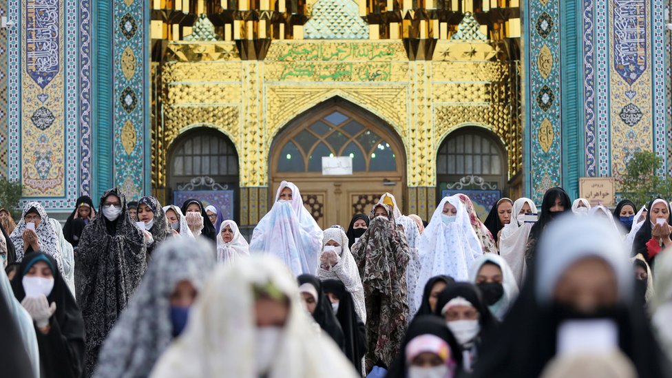 Musulmanes distanciados socialmente durante Eid al-Fitr en Irán