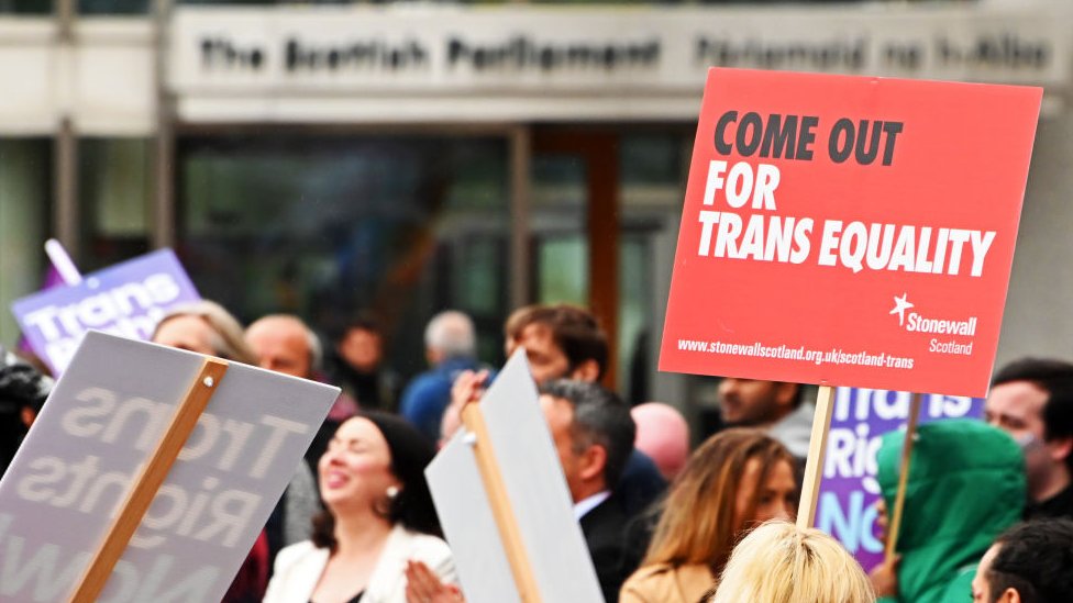 Протест за права трансгендеров у здания шотландского парламента