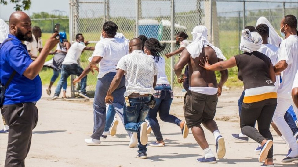 Haitianos corren en el aeropuerto de Puerto Príncipe luego de ser deportados