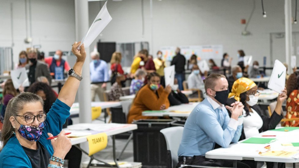 مسؤولو الانتخابات في مقاطعة غوينيت يعيدون فرز الأصوات في 13 نوفمبر/تشرين الثاني 2020، الولايات المتحدة