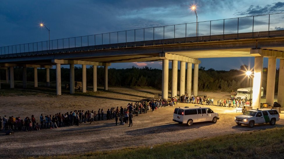 Migrantes detenidos en la frontera de EE.UU.