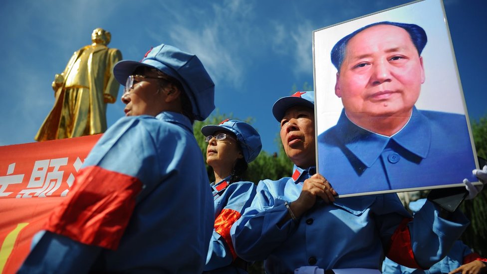 Люди с плакатом Мао Цзэдуна