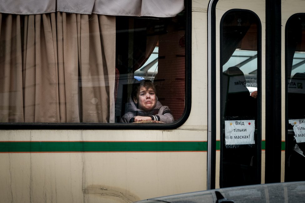 Mali dečak napušta Ukrajinu u autobusu za Poljsku. Hiljade dece provelo je sate i sate daleko od svog doma