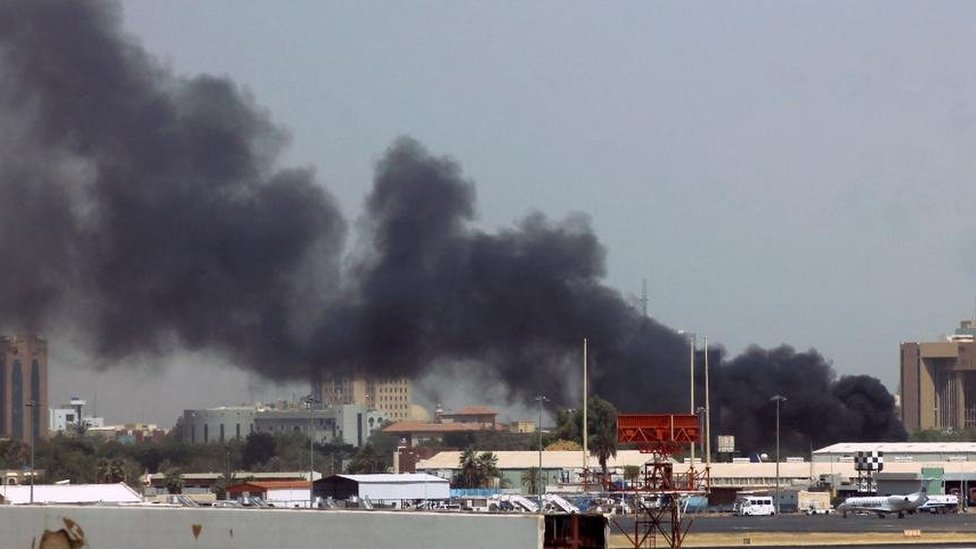 أعمدة دخان في سماء السودان قُرب مطار الخرطوم