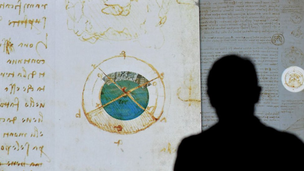 Hombre mirando un dibujo del Códice Leicester proyectado en Italia.