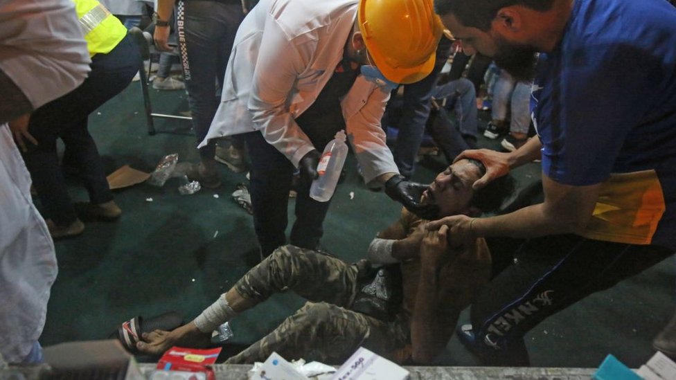 Iraklı ilk yardım ekipleri Ahrar Köprüsü'nde yaralanan bir protestocuya müdahale ediyor
