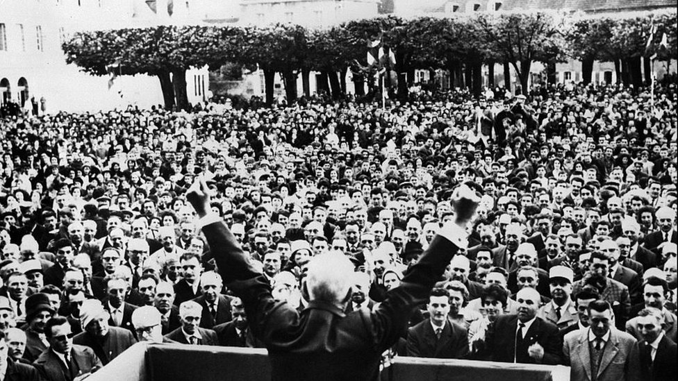 Шарль де Голль победно поднимает руки, обращаясь к толпе 19 мая 1962 года в маленьком городке Гере в центральной Франции