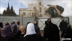 Palestinos assistem à demolição do Hotel Shepherd, em Jerusalém Oriental (9 de janeiro de 2011)