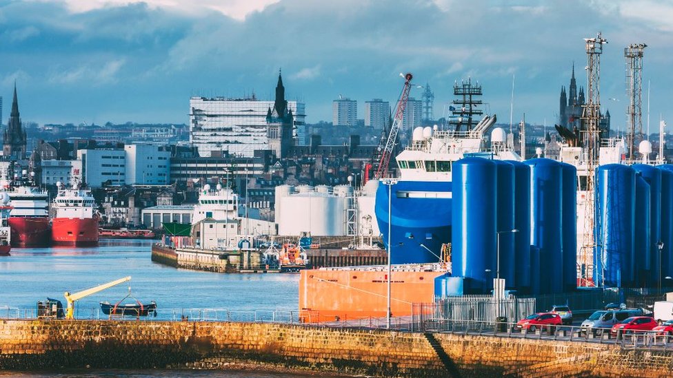 Большая часть нефтяной промышленности Шотландии работает за пределами гавани Абердина