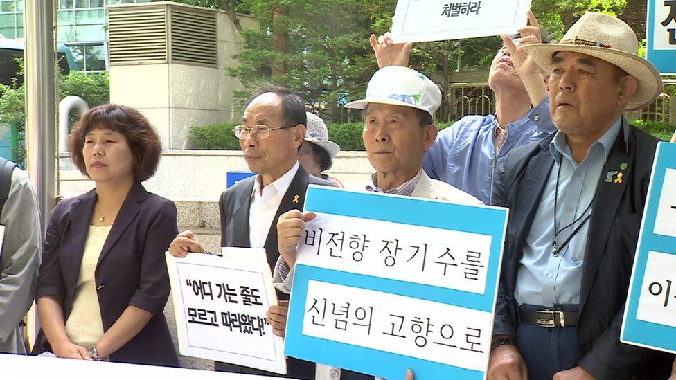 Foto de Yang Soon-gil (en el centro, con la gorra blanca) tiene familia e hijos en Corea del Sur pero quiere vivir en el Norte
