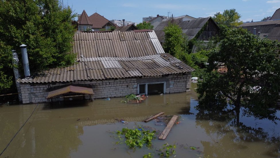 Casas inundadas tras el colapso de la represa en el sur de Ucrania.