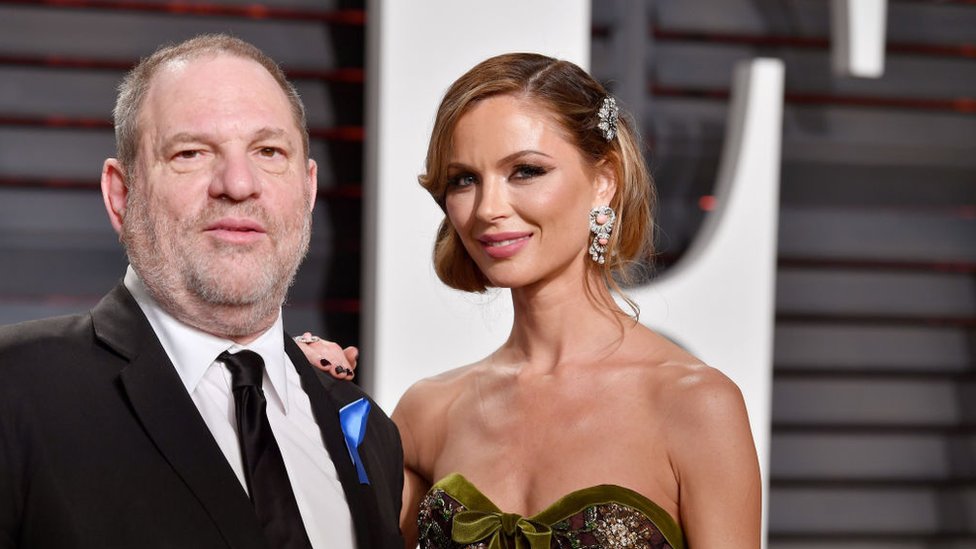 La esposa de Weinstein, la diseñadora Georgina Chapman, le pidió el divorcio tras el escándalo. Weinstein y su esposa