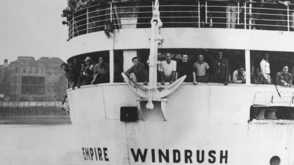 Бывший военный корабль "Empire Windrush" прибывает в доки Тилбери с Ямайки с 482 ямайцами на борту и эмигрирует в Великобританию