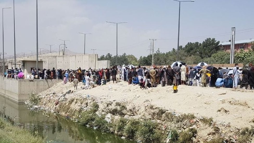 مواطنون أفغان يحاولون بلوغ المطار للمغادرة