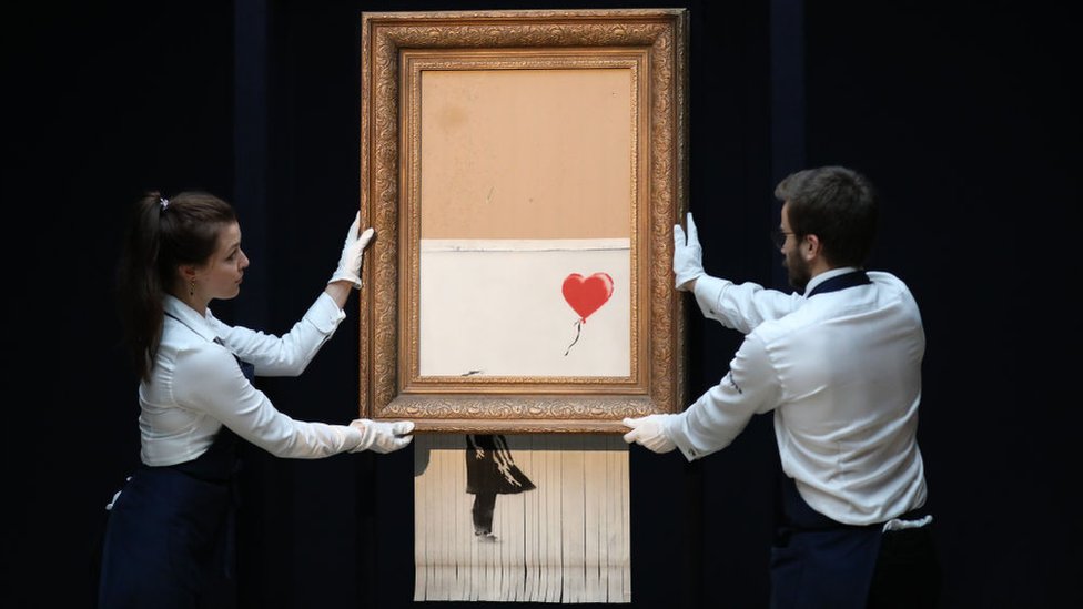 Banksy programó una trituradora para destruir su obra A Girl with Balloon justo después de que se vendiera en la casa de subastas de Sotheby en Londres.