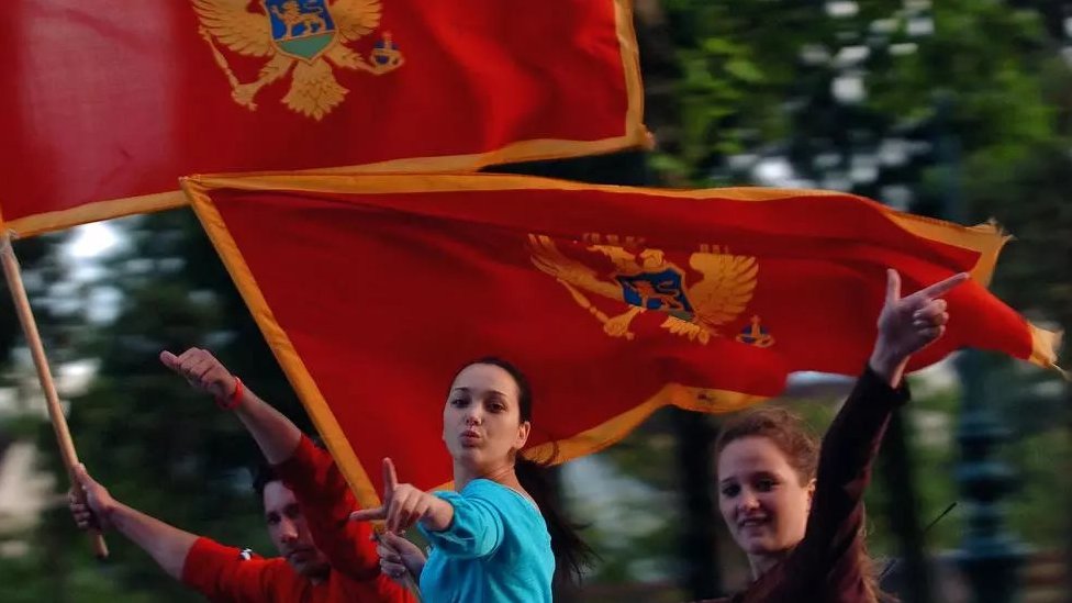 مواطنون يرفعون علم الجبل الأسود في العاصمة بودغوريتشا عام 2006 بعد إعلان استقلالها عن صربيا