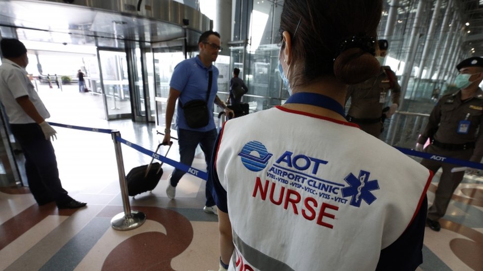 Petugas di Thailand mengawasi kedatangan di Suvarnabhumi International Airport di Bangkok.