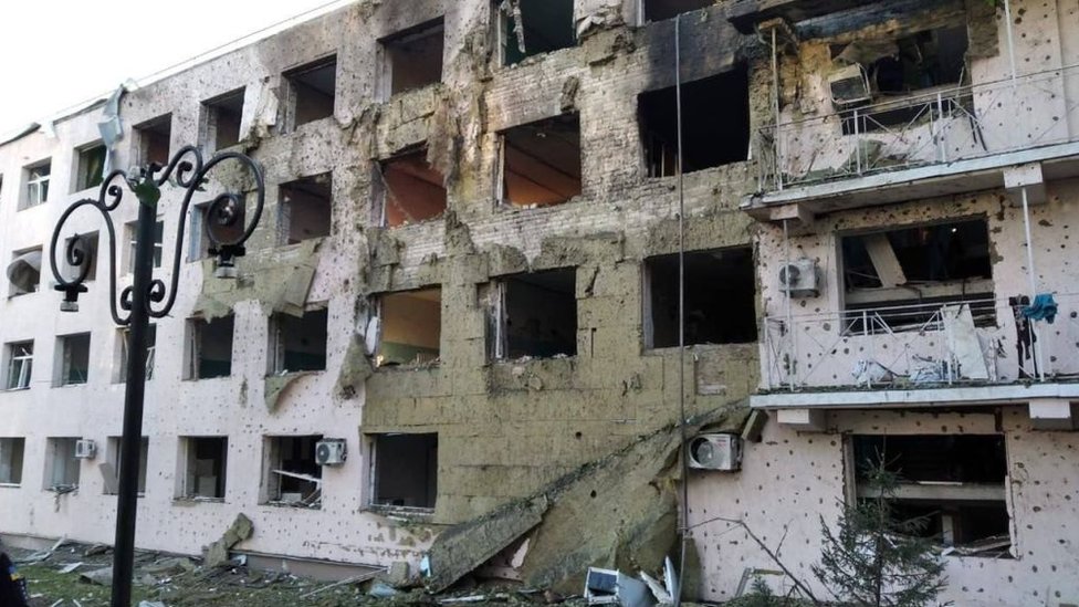 Un hospital dañado tras un bombardeo ruso con misiles en Kupiansk, en la región de Járkov.