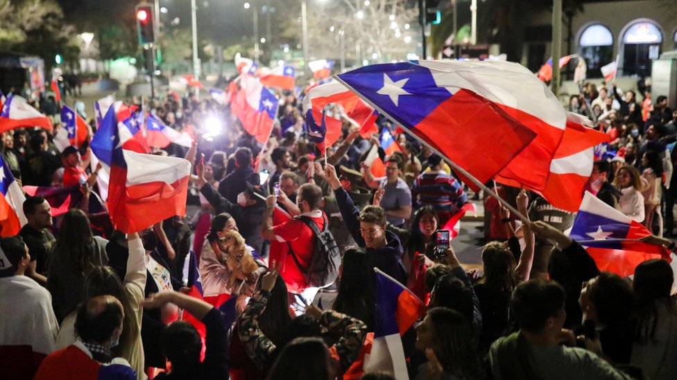 Manifestantes en las calles de Santiago de Chile celebran el rechazo a la propuesta de la nueva Constituci