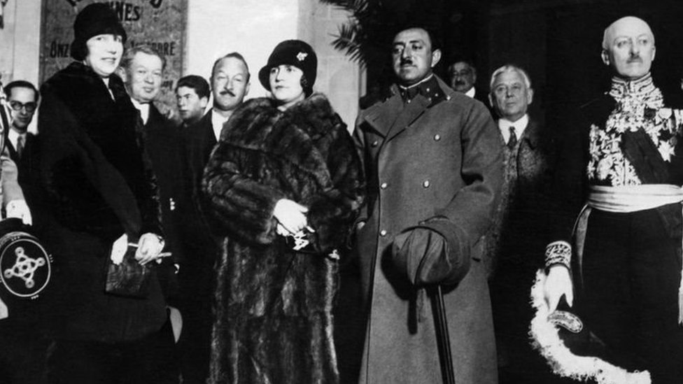 Ratu Soraya bersama suaminya Amanulah Khan, Raja Afghanistan di Paris pada 1928.