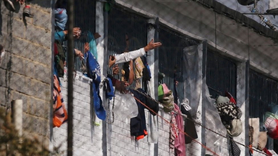 Заключенные в окнах тюрьмы Ла Модело в Боготе