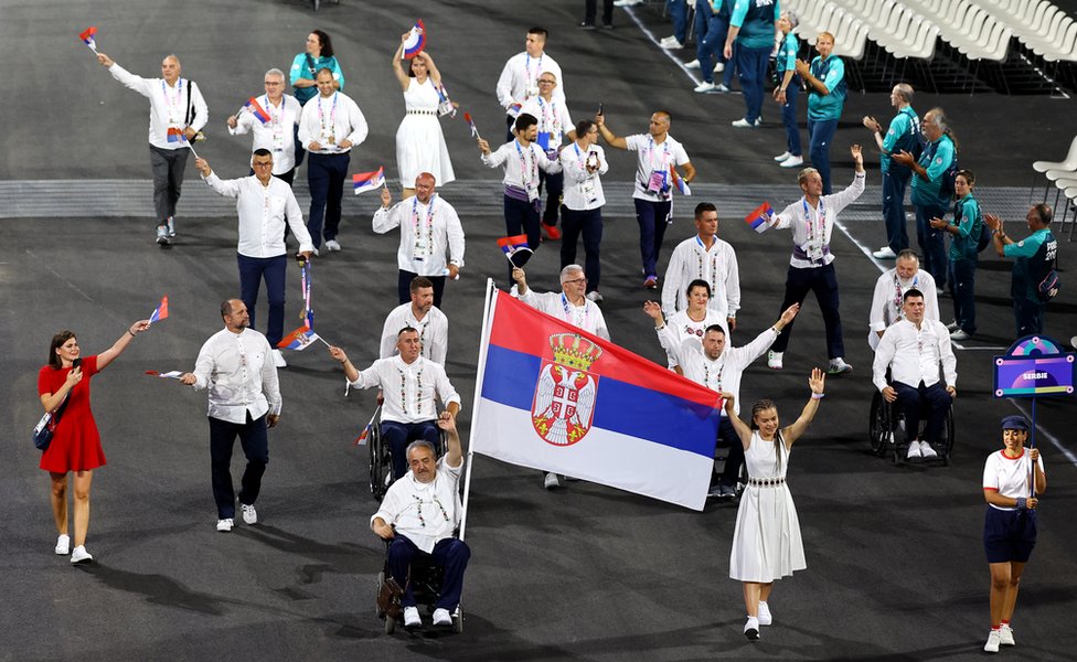 Delegacija Srbije na otvaranju Paraolimpijskih igara, koju sa zastavom predvode Željko Dimitrijević i Saška Sokolov