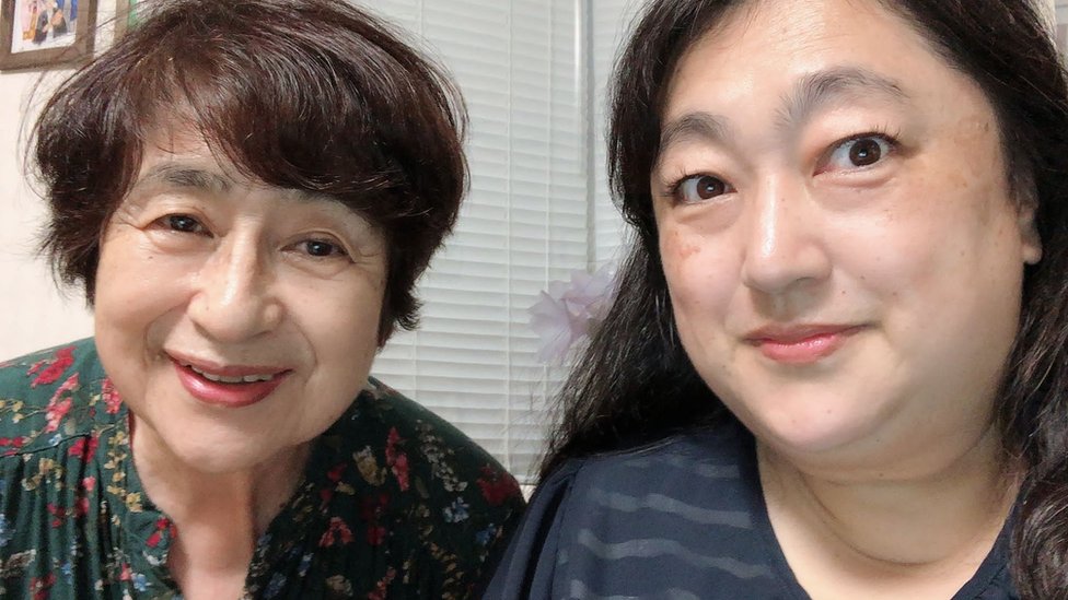 Nana Watarai con su mamá.