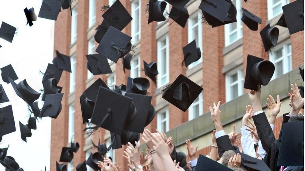 Выпускники университета подбрасывают свои минометные доски в воздух на праздновании дня выпуска в Университете Бирмингема - 2010