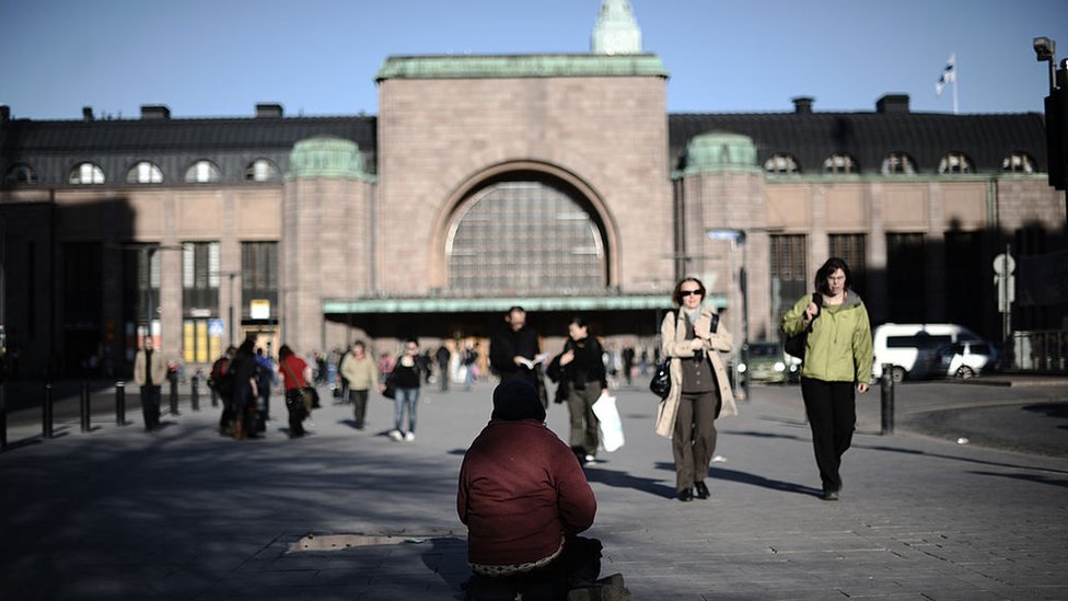 Persona sin hogar frente a la estación central de Helsinki.