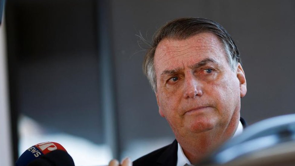 El expresidente de Brasil Jair Bolsonaro a la salida de su casa el miércoles 3 de mayo de 2023