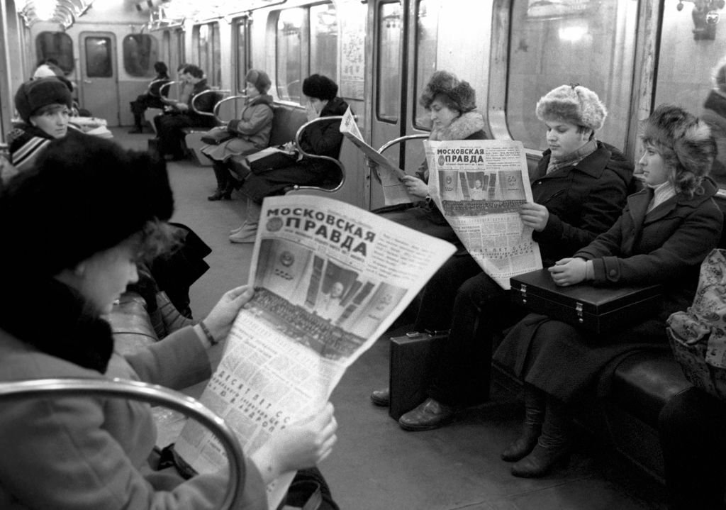 Pasajeros del metro de Moscú leyendo la prensa en 1982.