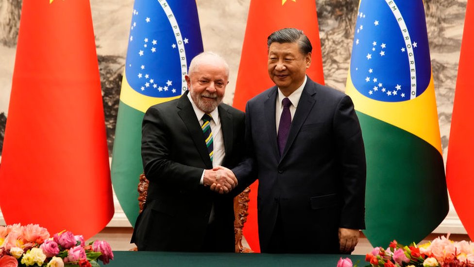 Lula da Silva and Xi Jinping shake hands