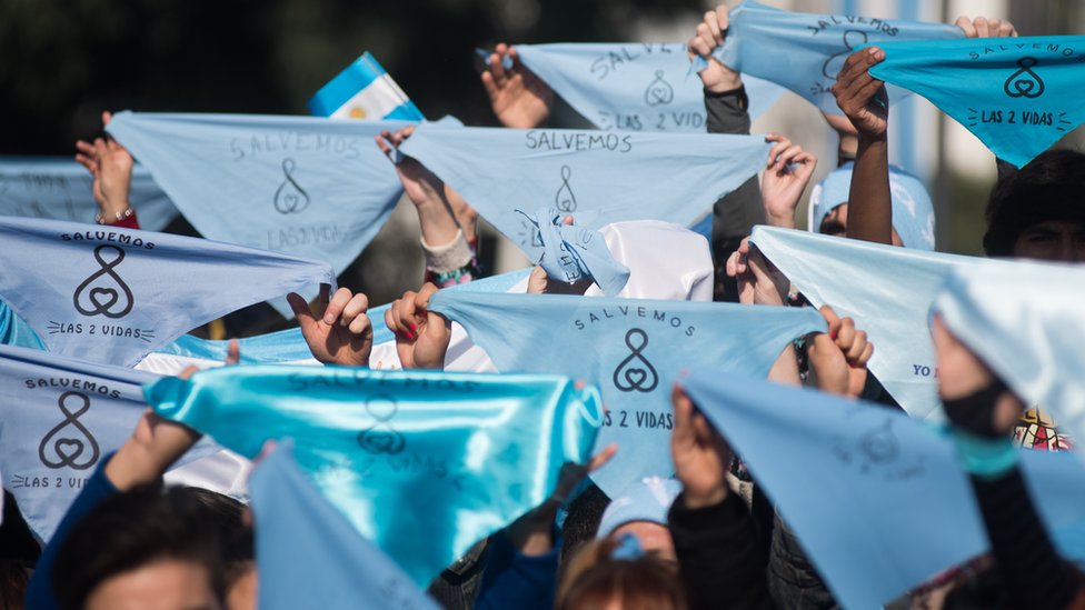 Los pañuelos celestes, el emblema de una mitad del debate en Argentina. Pañuelos celestes en una marcha