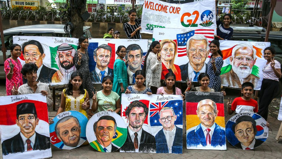 印度孟買一群美術學校學生在街頭繪畫G20成員國領導人的肖像（5/9/2023）