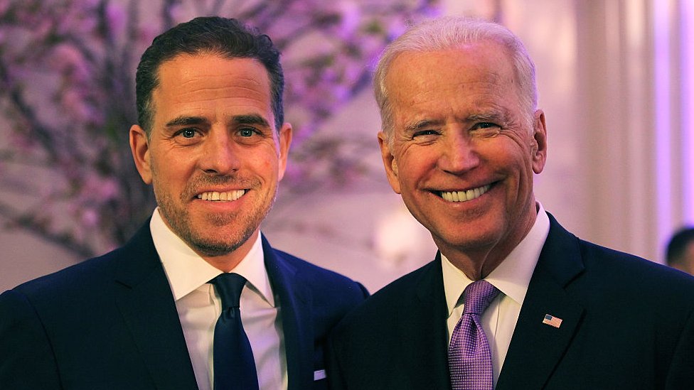 Joe Biden (der.) y su hijo Hunter en 2016