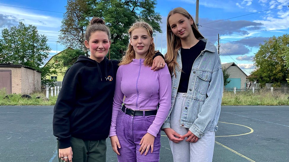 Warga Ukraina Daria, Veronica dan Milena di lapangan basket