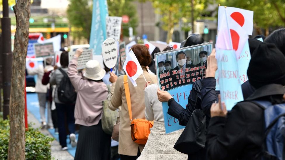 Una manifestación contra la boda de la princesa Mako y Kei Komuro en Tokio el 26 de octubre de 2021.