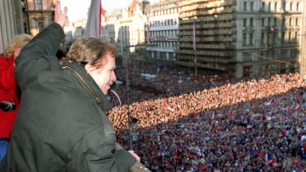 Вацлав Гавел, драматург-диссидент и ведущий член чехословацкого оппозиционного Гражданского форума, выходит на Вацлавскую площадь в Праге, 10 декабря 1989 г.