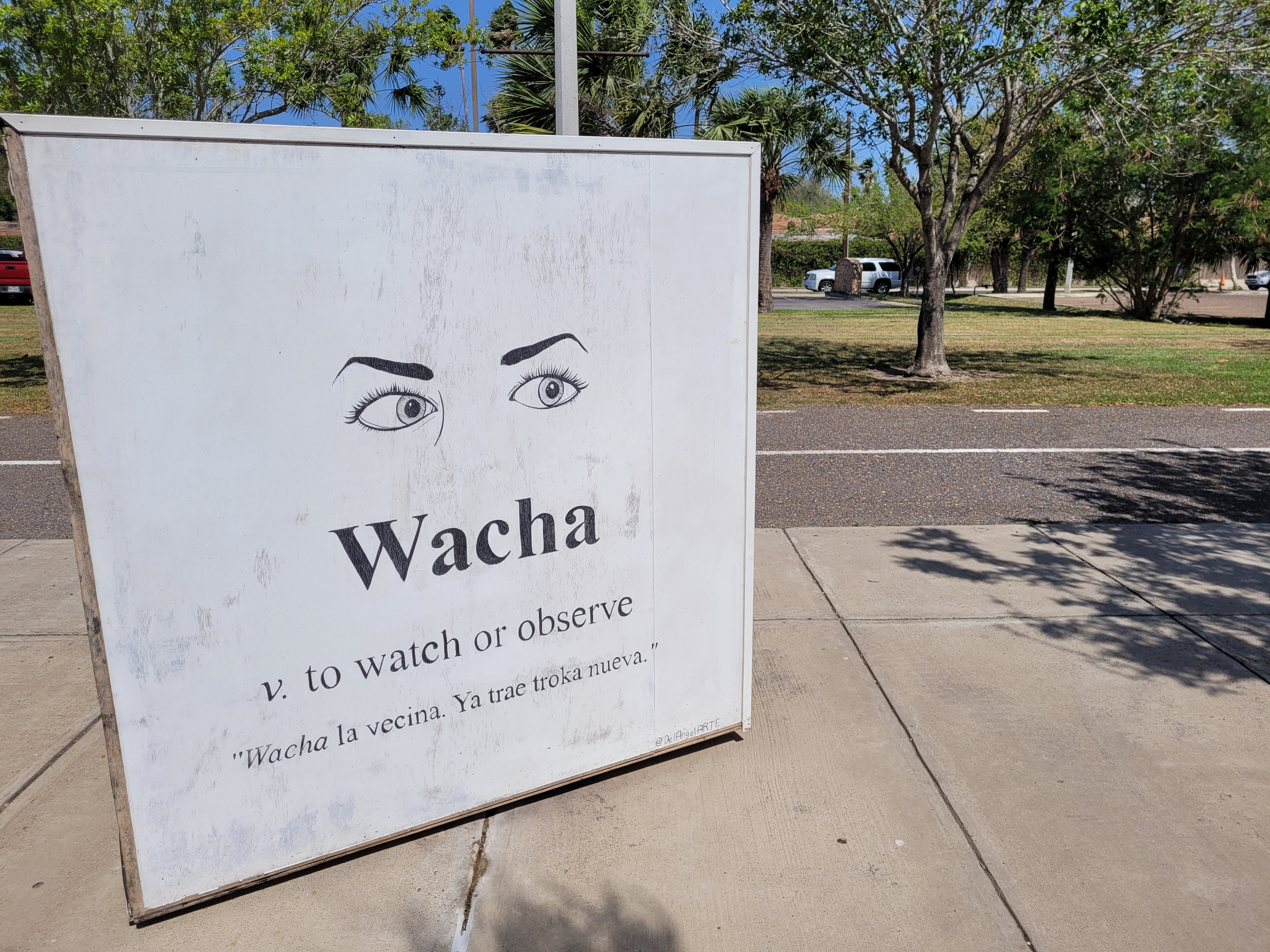 Instalación artística con la palabra "wacha".
