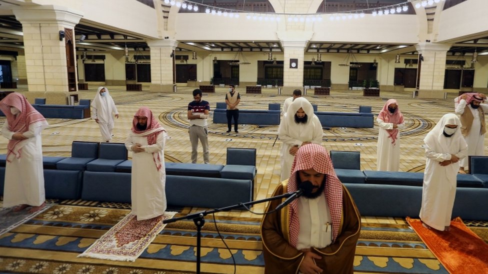 Мусульмане молятся в мечети в Саудовской Аравии